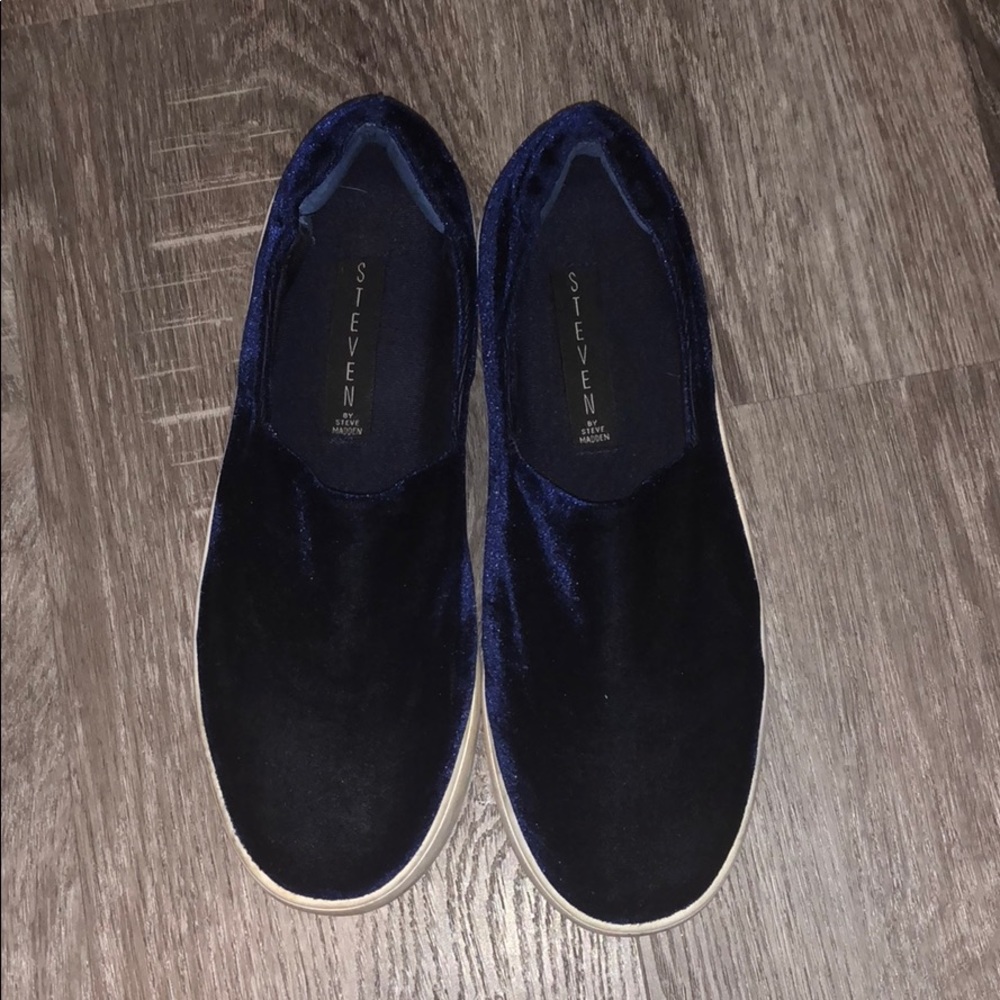 Steve Madden blue velvet slip ons